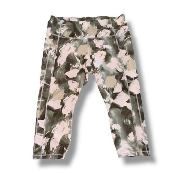 ATHLETA Ultimate Stash II Capri - Plus 2X Painted Energy Olive - Picture 2 of 9